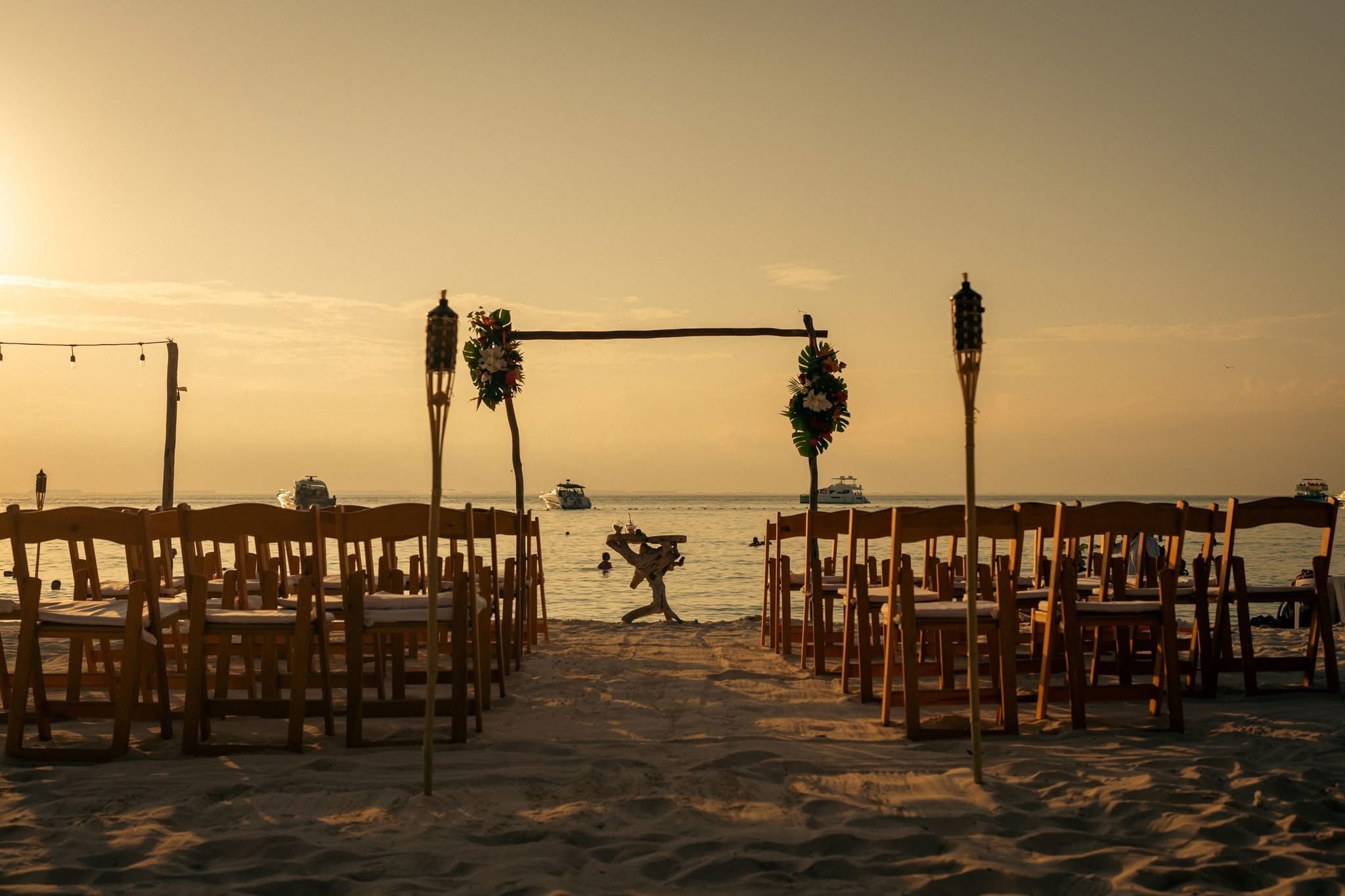 Ceremonia frente al mar al atardecer en Isla Mujeres